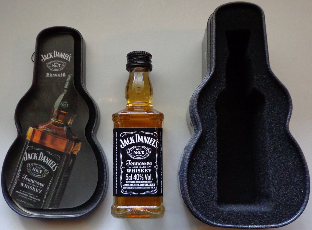China mini front label EVO style bottle with top logo without circle in guitar case..jpg
